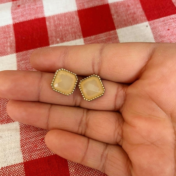 Two Pairs of Cute Stud Earrings - Picture 3 of 3
